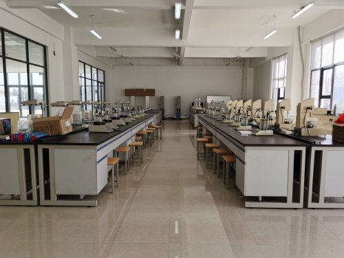 主要为从事铁路工程施工与维护的大中型